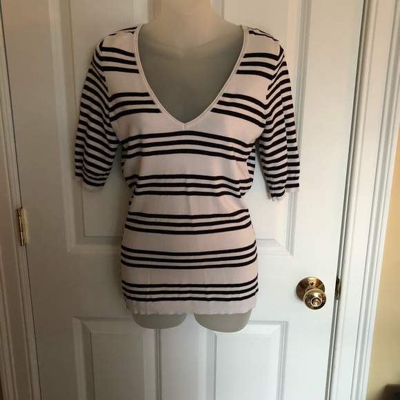 Express striped cotton V-neck top. - Picture 5 of 5